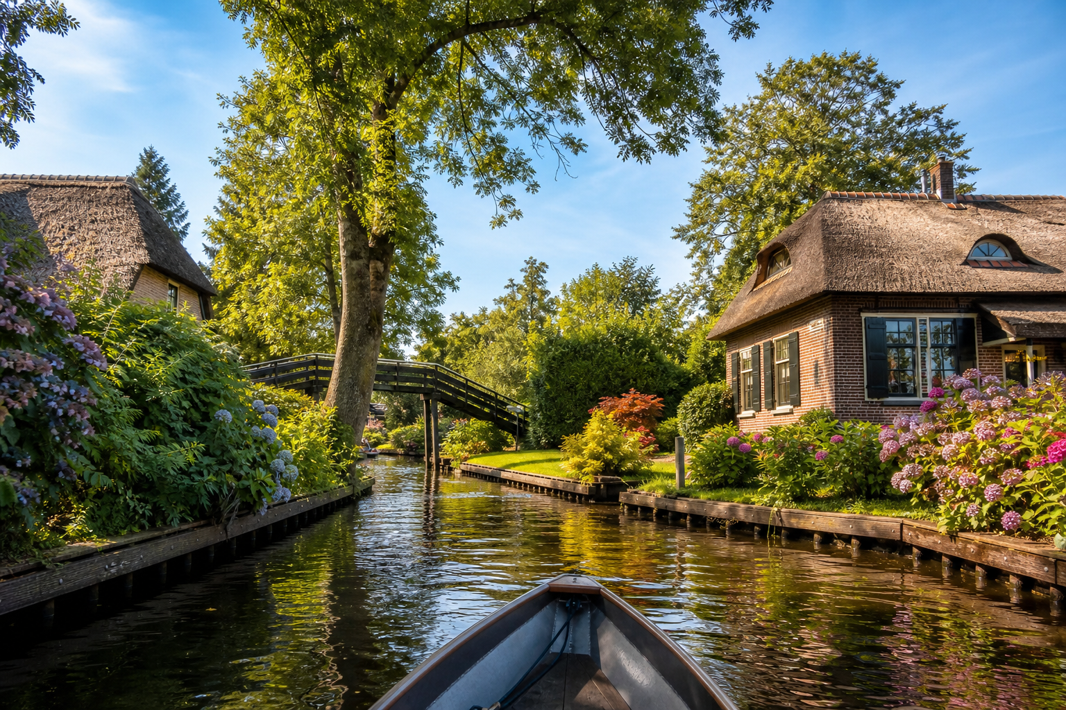 Redactioneel beeld bij Waarom een rondvaart Giethoorn een unieke belevenis is