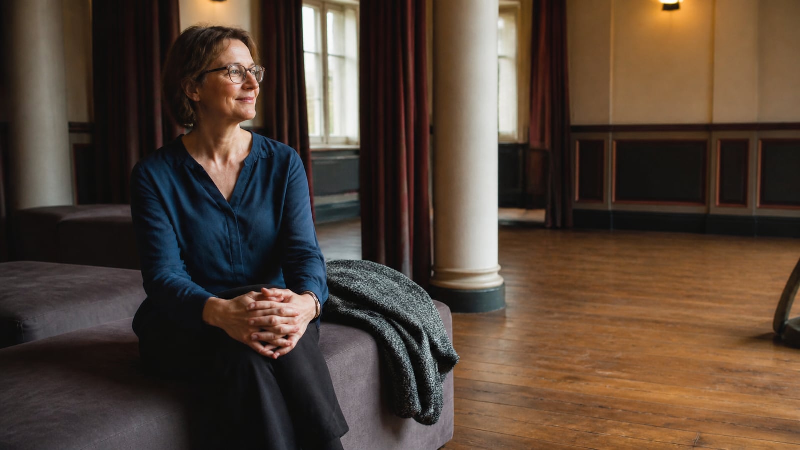 Bezoeker zit rustig en comfortabel in een lichte evenementenzaal